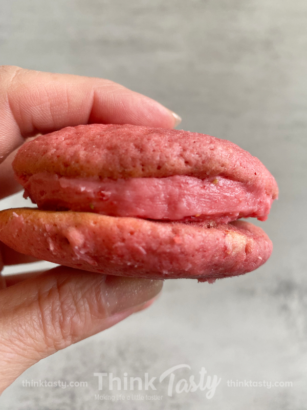 strawberry whoopie pies